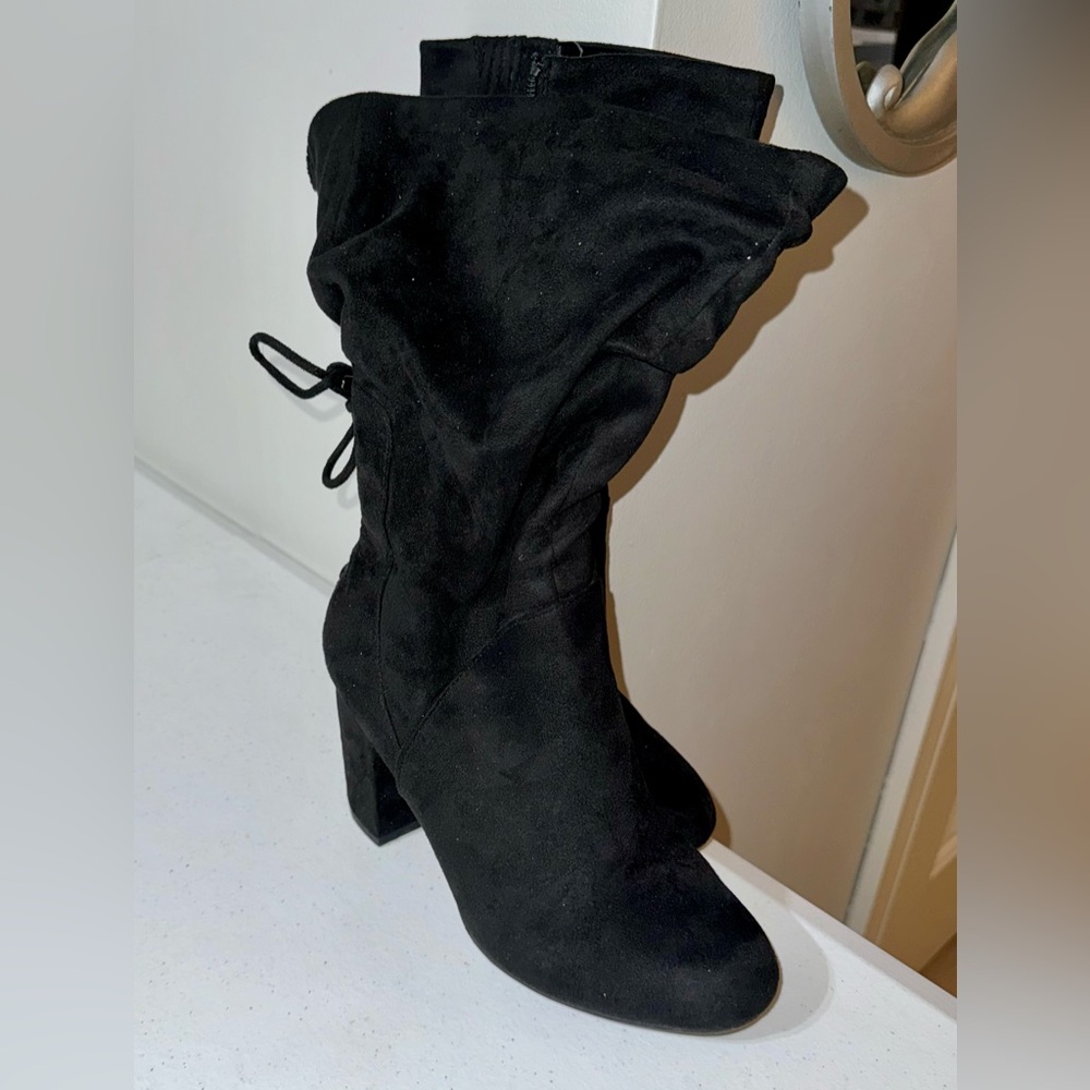 Kohl’s Sz 7.5 Black suede mid calf boot